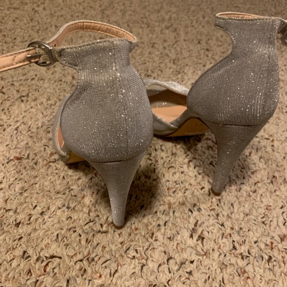 Le Chateau silver shoes - Picture 3 of 3